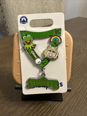 Disney Parks Muppets Pin Trading Lanyard Pin 2026 Kermit & Miss Piggy